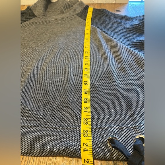 Textured Funnel Neck Pullover – Ruelle. Size xl - Picture 4 of 7